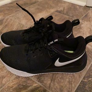 Nike vball shoes in a size 7.5 in women’s!!🔥🔥